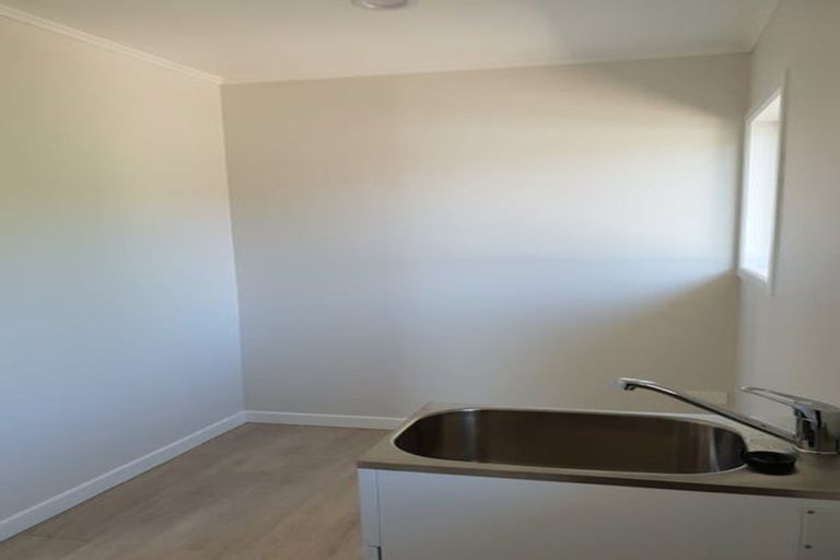 Photo of property in 2/9 Lex Avenue, Green Bay, Auckland, 0604