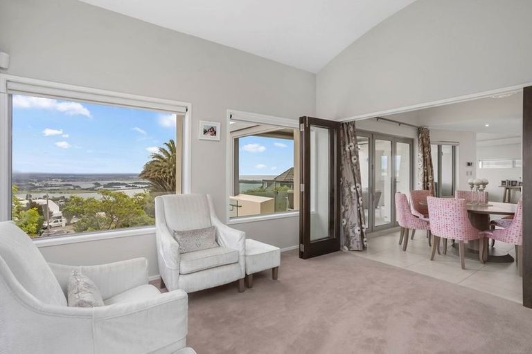 Photo of property in 32 Drayton Drive, Mount Pleasant, Christchurch, 8081