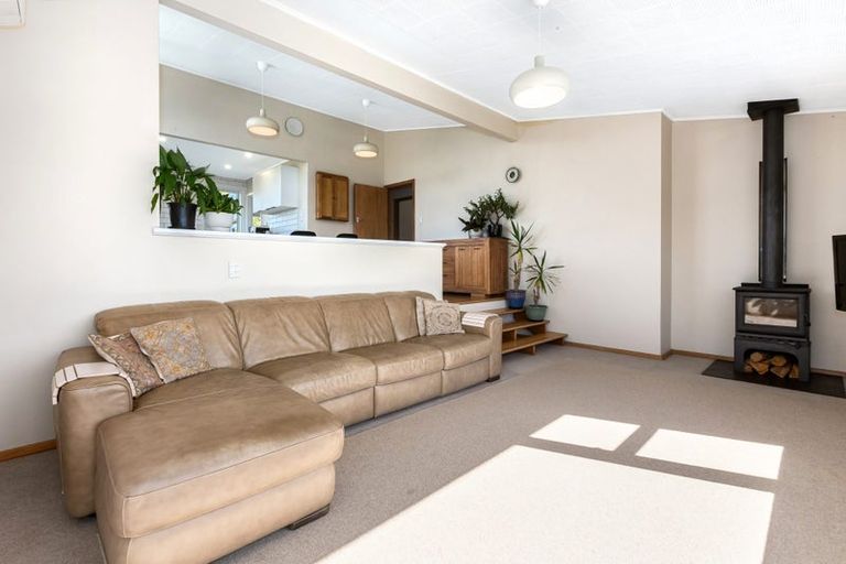 Photo of property in 2 Raroa Place, Pukerua Bay, 5026