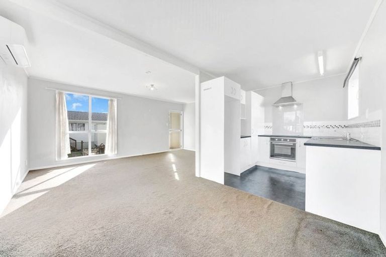 Photo of property in 1/3 Etherton Drive, Weymouth, Auckland, 2103