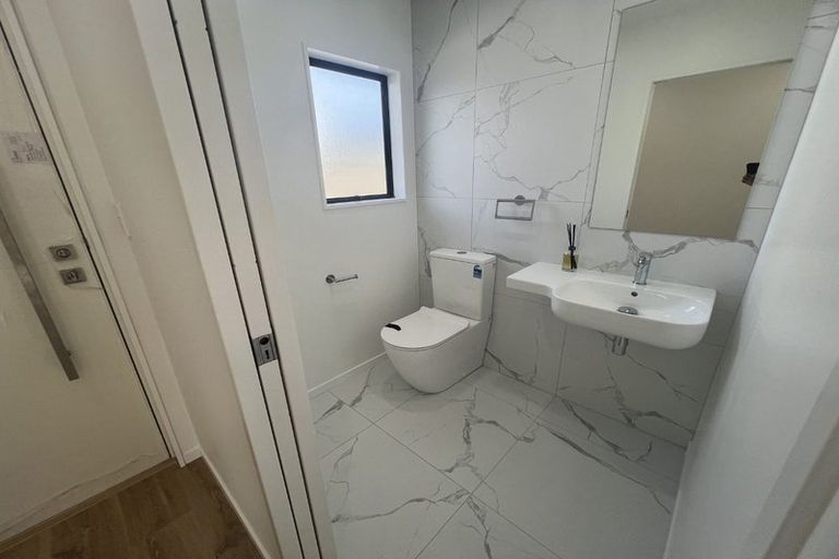 Photo of property in 1/54 Trias Road, Totara Vale, Auckland, 0629