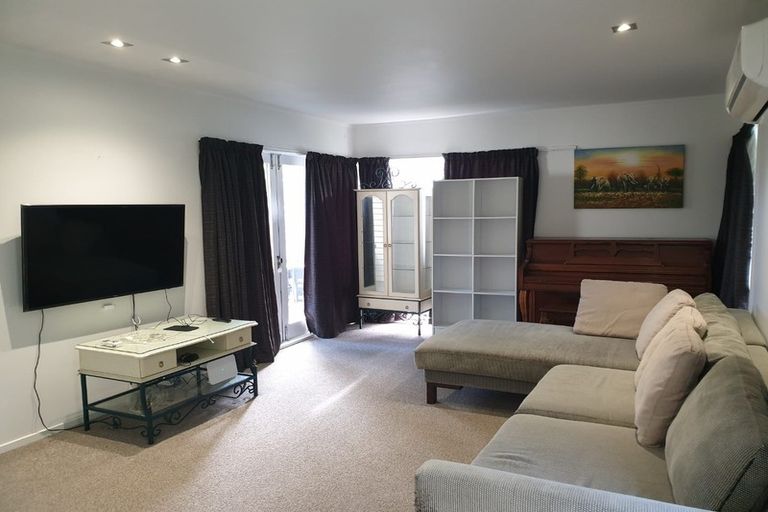 Photo of property in 1/546 Glenfield Road, Glenfield, Auckland, 0629