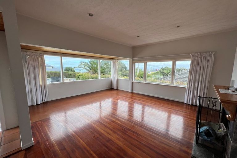 Photo of property in 2/160 East Coast Road, Forrest Hill, Auckland, 0620