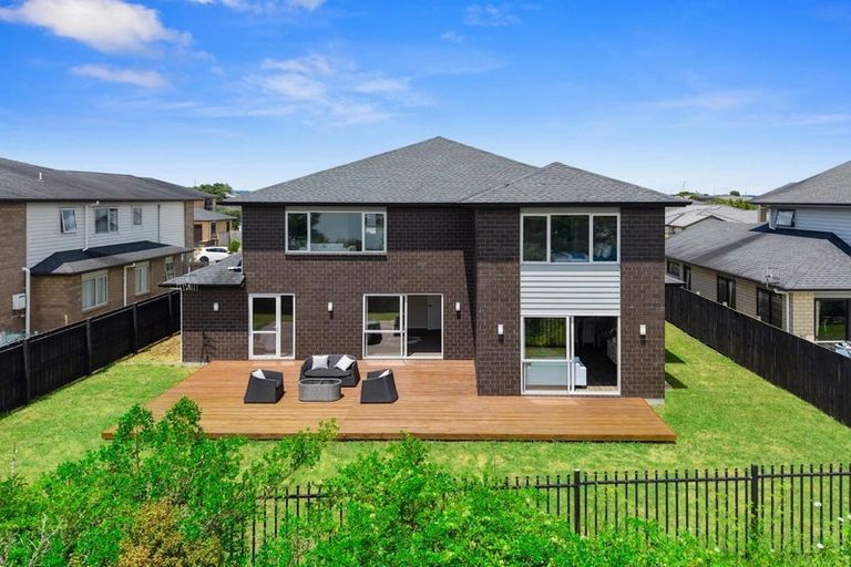 Photo of property in 5 Iwinuku Crescent, Wattle Downs, Auckland, 2103