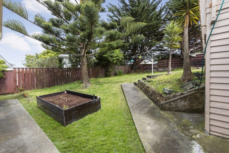 Photo of property in 19 Akaroa Drive, Maupuia, Wellington, 6022