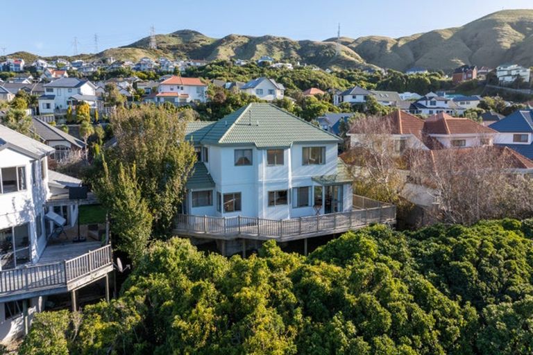 Photo of property in 18 Amesbury Drive, Churton Park, Wellington, 6037