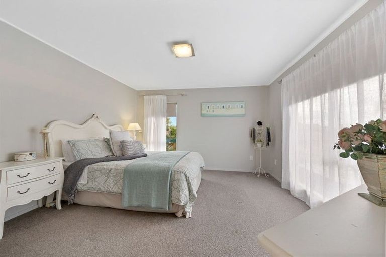 Photo of property in 30 Simon Owen Place, Golflands, Auckland, 2013