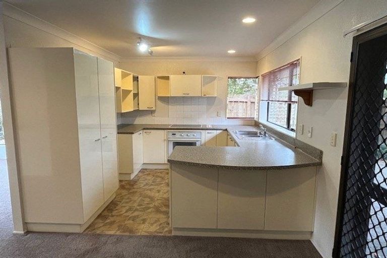 Photo of property in 2/31 Crescent Hills Court, Northpark, Auckland, 2013