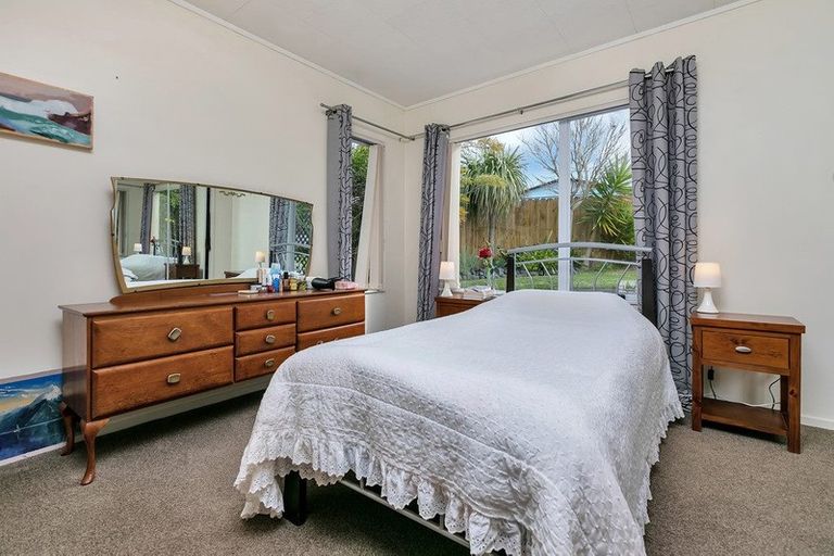 Photo of property in 49 Harmel Road, Glendene, Auckland, 0602