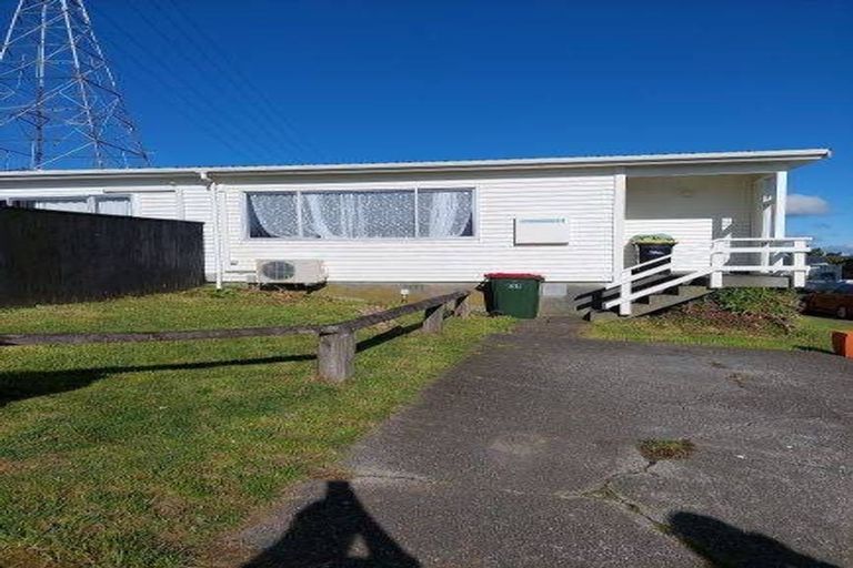Photo of property in 7a Chetwode Grove, Newlands, Wellington, 6037