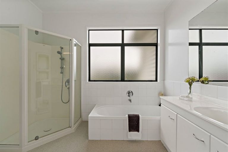 Photo of property in 21 Macnay Way, Murrays Bay, Auckland, 0630