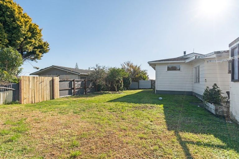 Photo of property in 3 Airedale Place, Waitara, 4320