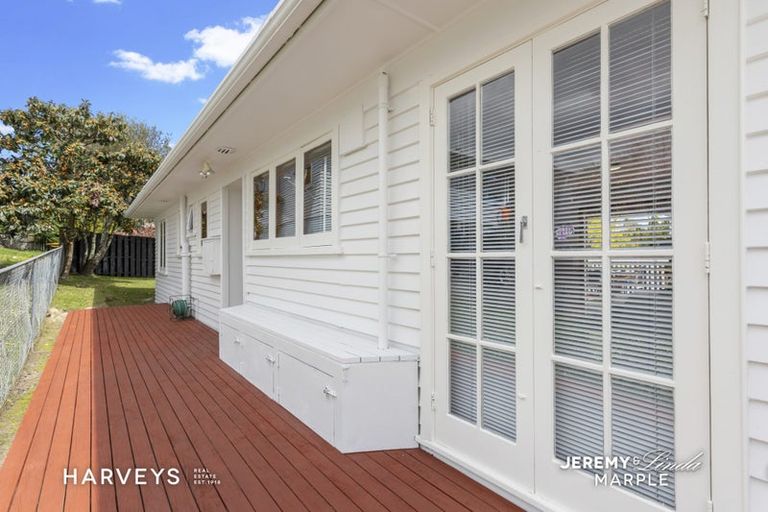 Photo of property in 3 Lex Avenue, Green Bay, Auckland, 0604