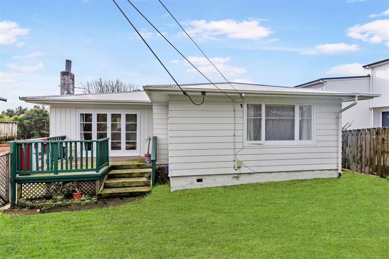 Photo of property in 19 Seymour Road, Sunnyvale, Auckland, 0612