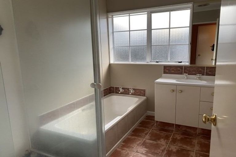 Photo of property in 16 Rosebank Avenue, Kelvin Grove, Palmerston North, 4414