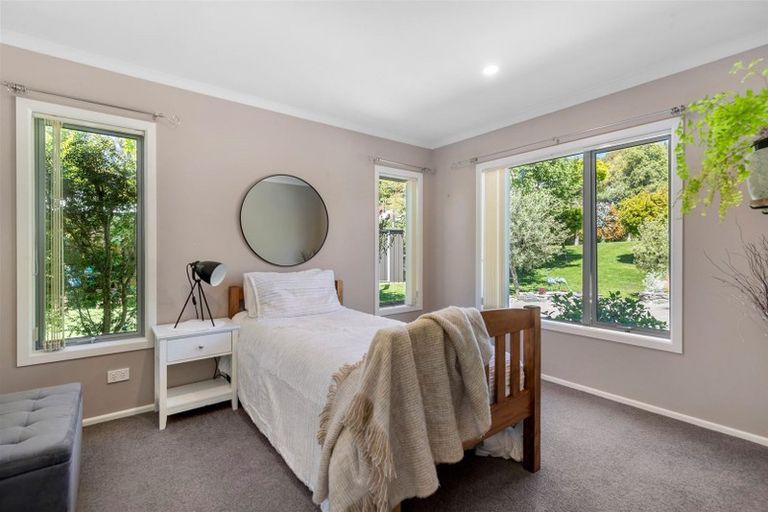 Photo of property in 14 Milward Place, Kelvin Heights, Queenstown, 9300