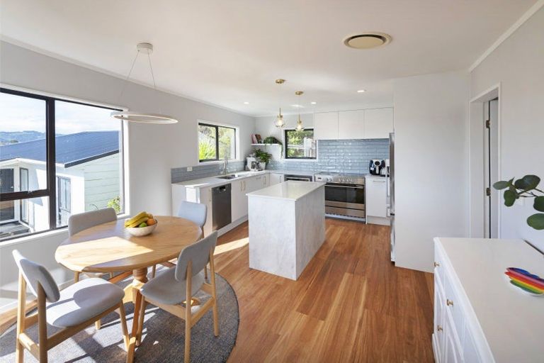 Photo of property in 42 Chapman Street, Newlands, Wellington, 6037