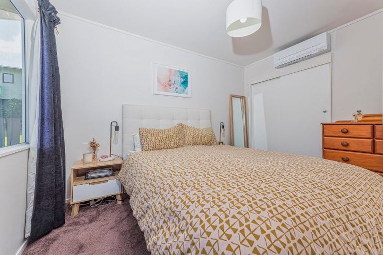 Photo of property in 2/26 Midgley Road, West Harbour, Auckland, 0618