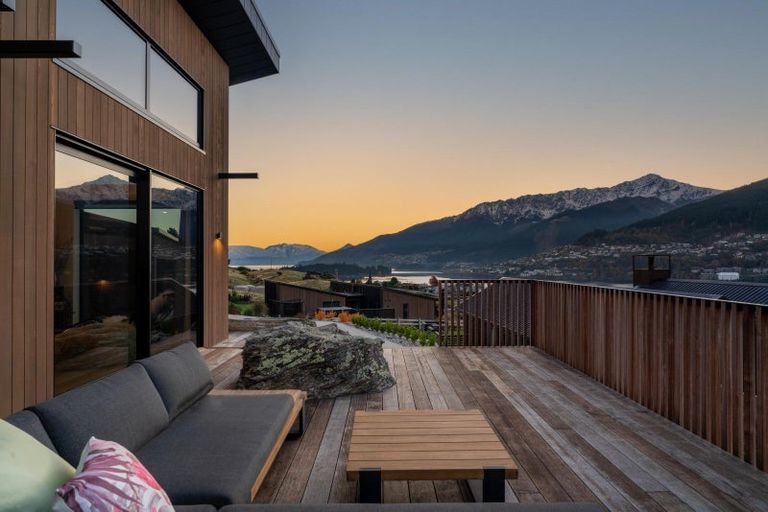 Photo of property in 11 Red Deer Rise, Kelvin Heights, Queenstown, 9300