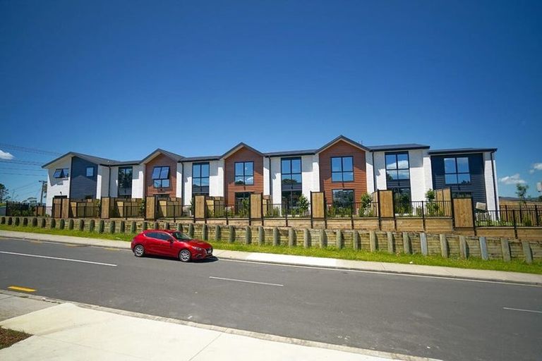 Photo of property in 3/172 Don Buck Road, Massey, Auckland, 0614