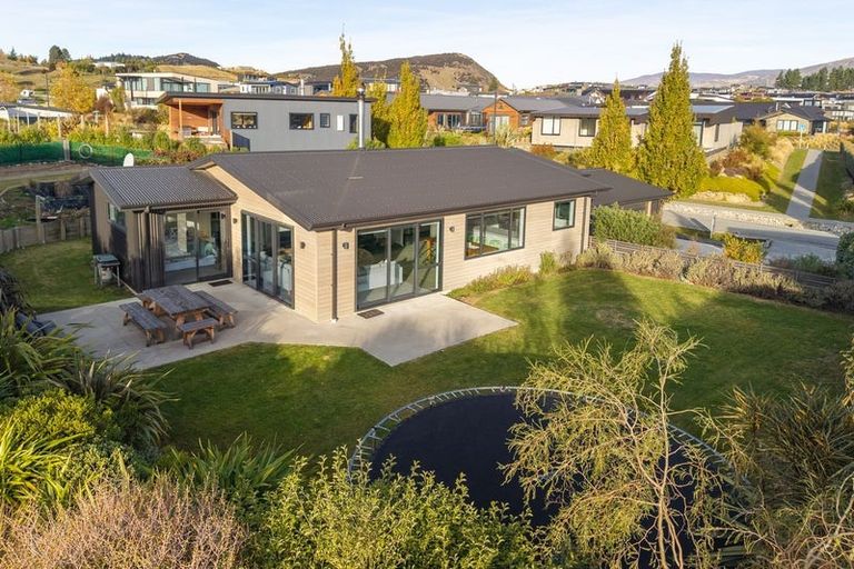 Photo of property in 3 Kirimoko Crescent, Wanaka, 9305