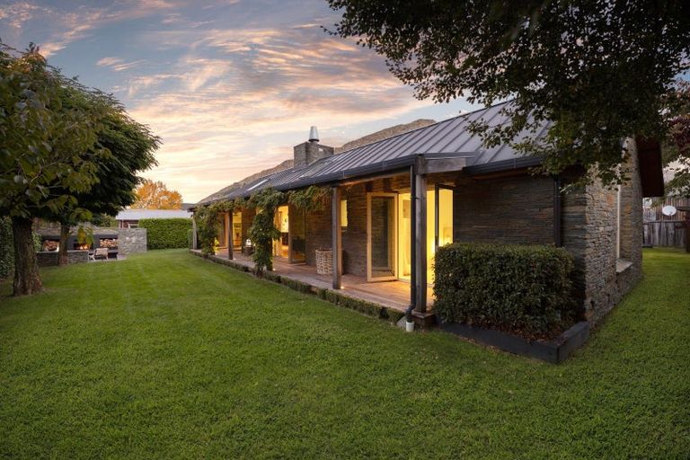 Photo of property in 12 Amber Close, Arthurs Point, Queenstown, 9371