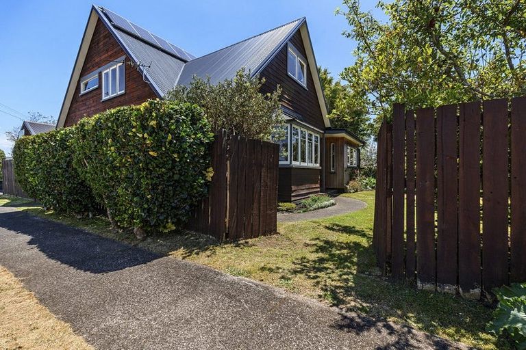 Photo of property in 4 Smith Road, Merrilands, New Plymouth, 4312