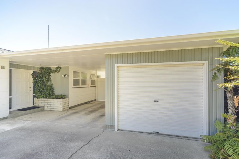 Photo of property in 77 Wikiriwhi Crescent, Awapuni, Palmerston North, 4412