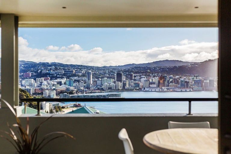 Photo of property in 51 The Crescent, Roseneath, Wellington, 6011