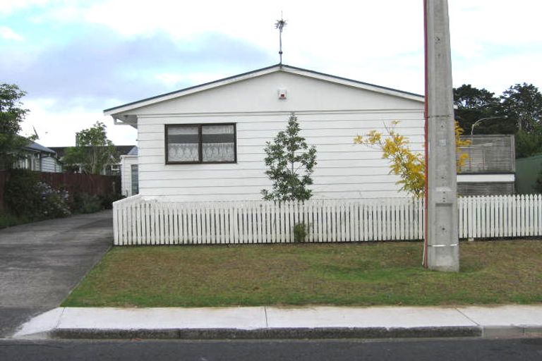 Photo of property in 2/1 Harrybrook Road, Green Bay, Auckland, 0604