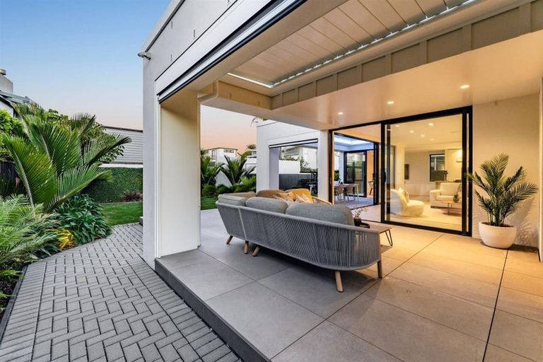 Photo of property in 23 Muritai Road, Milford, Auckland, 0620