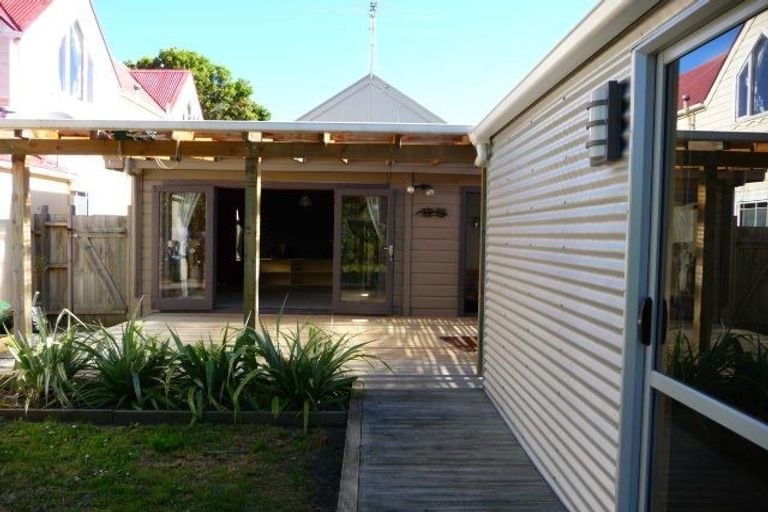 Photo of property in 14 Te Wharepouri Street, Berhampore, Wellington, 6023