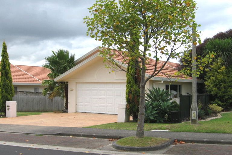 Photo of property in 8a Kerlin Crescent, West Harbour, Auckland, 0618