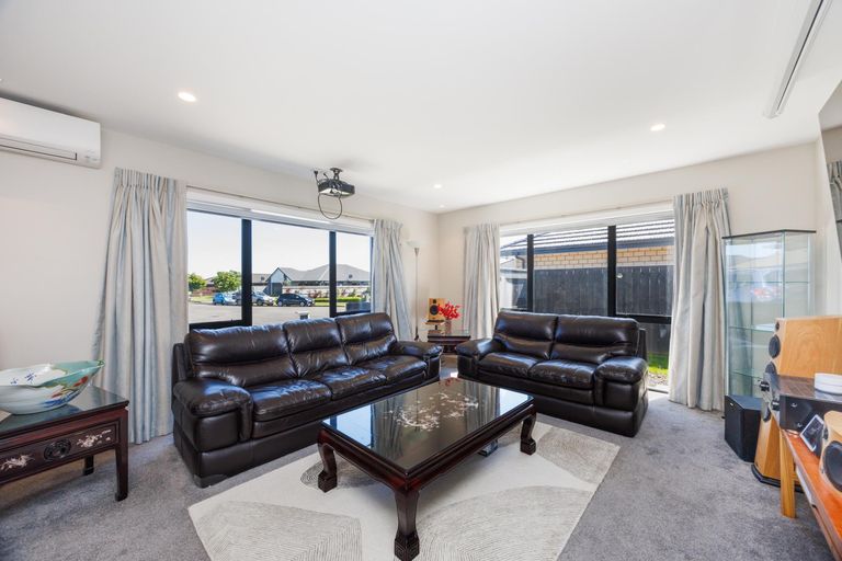 Photo of property in 42 Cyprus Place, Fitzherbert, Palmerston North, 4410