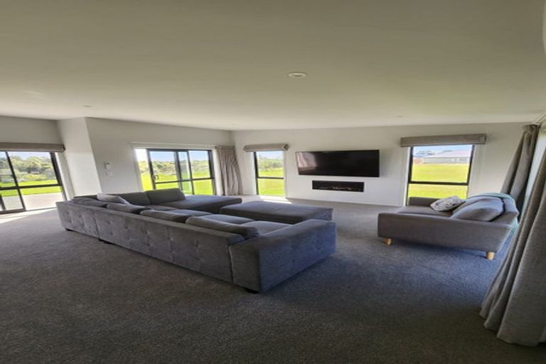 Photo of property in 49 Johnstone Drive, Fitzherbert, Palmerston North, 4410