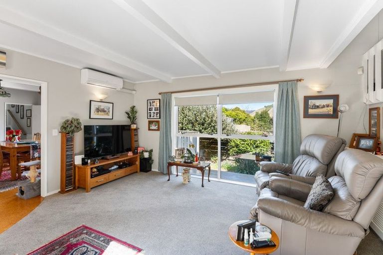 Photo of property in 28 Kakariki Grove, Waikanae, 5036