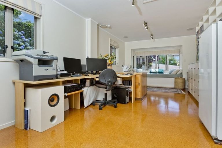 Photo of property in 547 Glenfield Road, Glenfield, Auckland, 0629