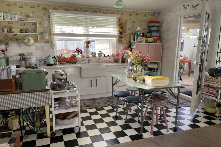 Photo of property in 21 Centreway Road, Port Waikato, 2695