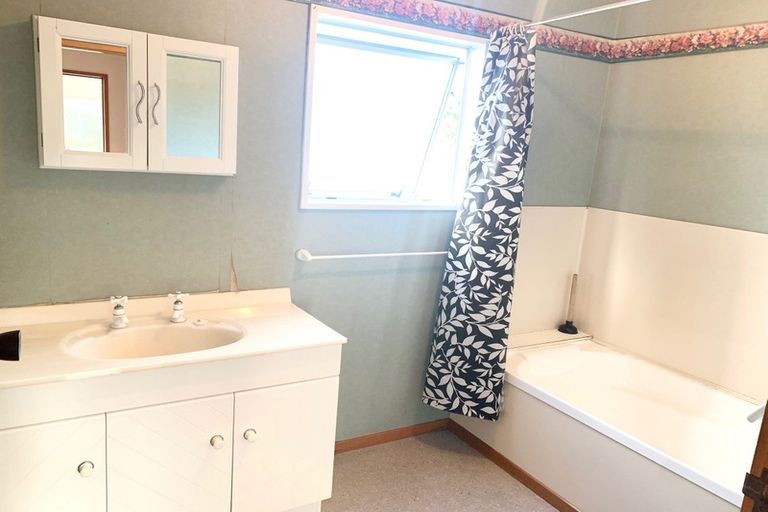 Photo of property in 1024 East Coast Road, Fairview Heights, Auckland, 0630