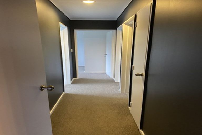 Photo of property in 35 Rhinevale Close, Henderson, Auckland, 0612