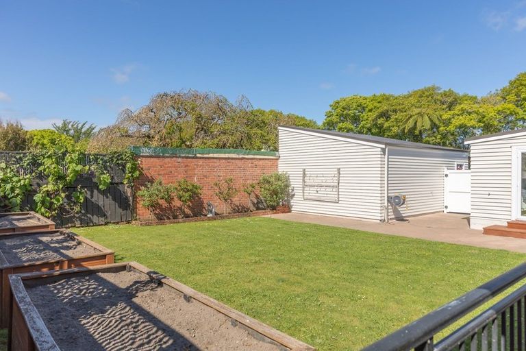 Photo of property in 16 Selwyn Crescent, College Estate, Whanganui, 4500