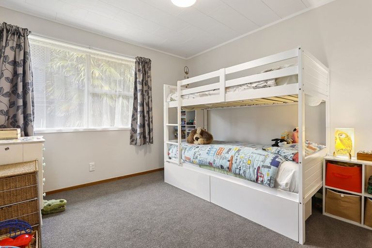 Photo of property in 20 Cron Avenue, Te Atatu South, Auckland, 0610