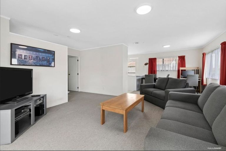 Photo of property in 143 Botany Road, Botany Downs, Auckland, 2010