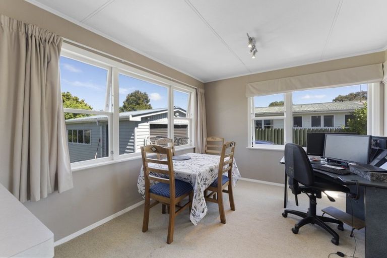 Photo of property in 38 Catlins Crescent, Milson, Palmerston North, 4414