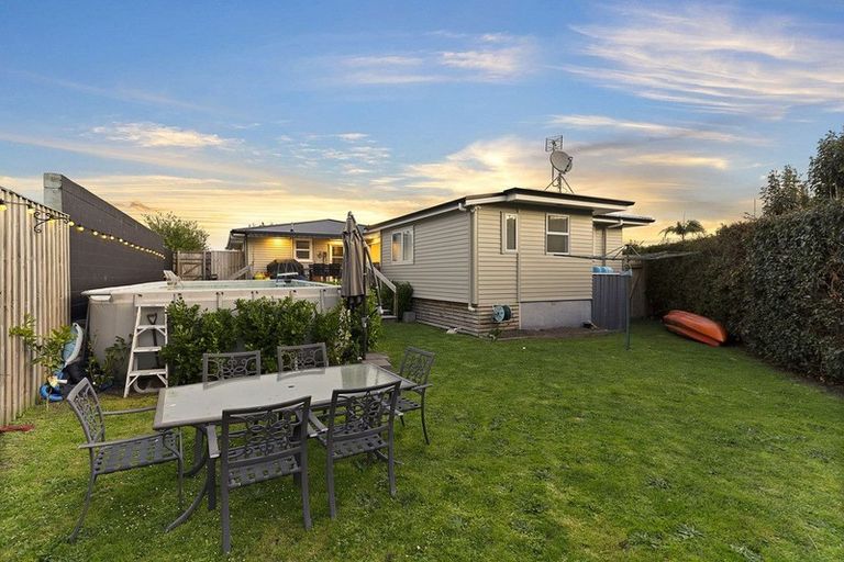 Photo of property in 59 Graham Avenue, Te Atatu Peninsula, Auckland, 0610