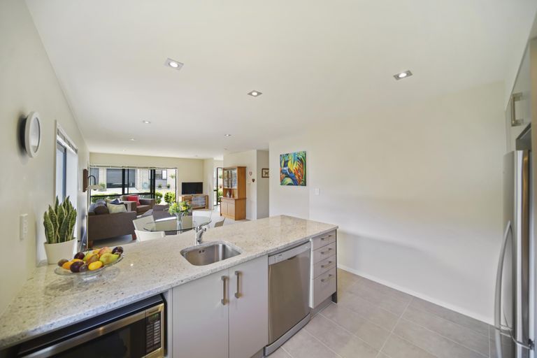 Photo of property in 21 Royalle Mews, Botany Downs, Auckland, 2010