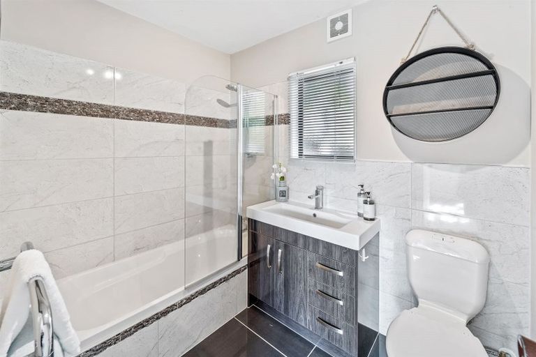 Photo of property in 1/70 William Bayes Place, Red Beach, 0932