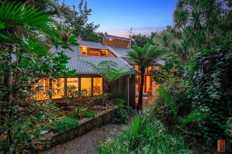 Photo of property in 14 Kingsclere Place, Goodwood Heights, Auckland, 2105