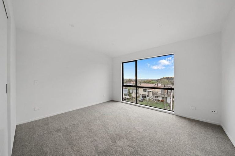 Photo of property in 2/17 Sunnyfield Crescent, Glenfield, Auckland, 0629