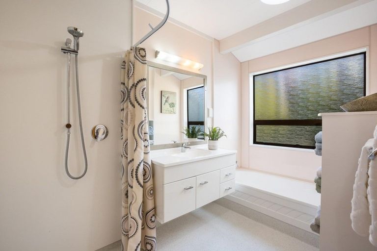 Photo of property in 16 Albatross Close, Whitby, Porirua, 5024